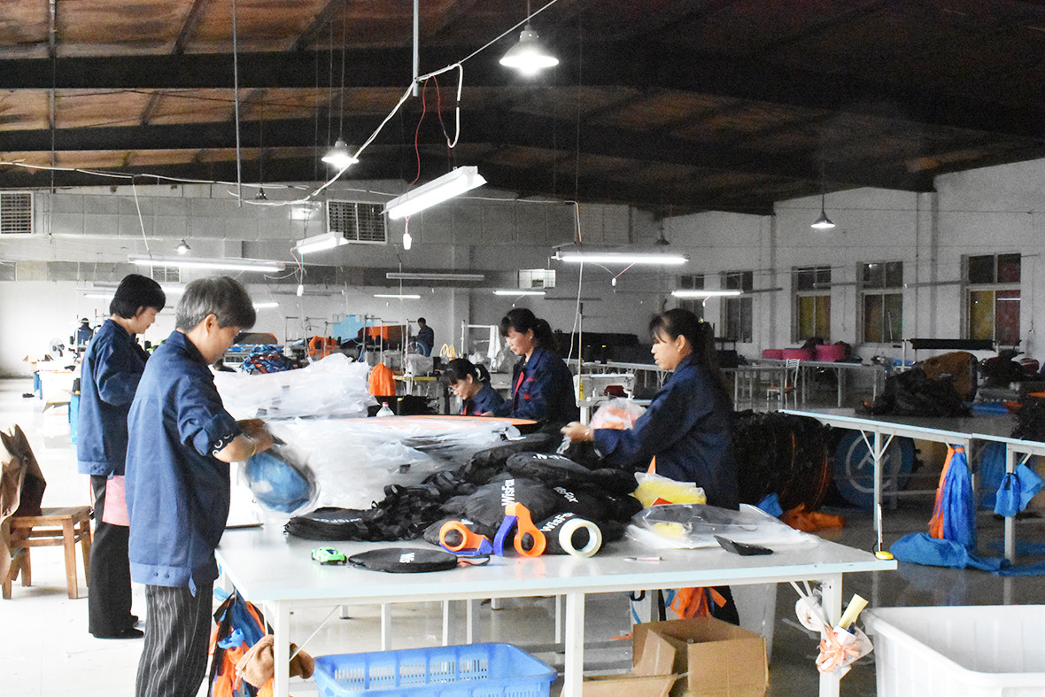 SHAOXING SHANGYU ENZE PHOTOGRAPHIC EQUIPMENT CO.,LTD. ligne de production en usine